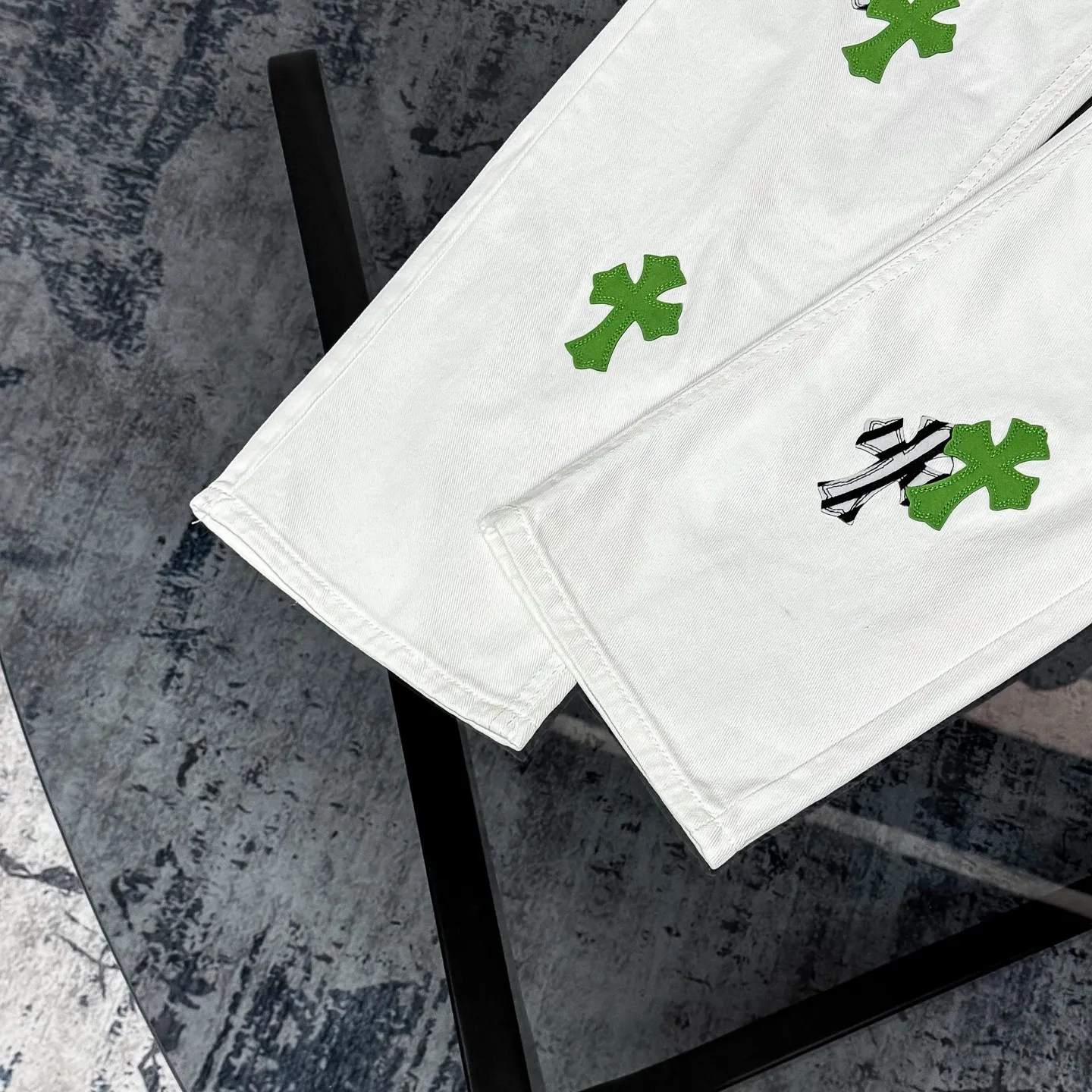 P250 Chrome Hearts CH Miami white and green limited edition cross patch leather jeans. Original purchased and printed. Really restores the ultimate texture of Vintage. Special Italian cowhide print and cut. Customized sheepskin three-layer thick line leather. The whole body is spliced in heavy water washing process. Craftsmen hand-splash ink. You can see the details. Three-dimensional cutting version. Loose and comfortable. Not picky on the figure. Makes you taller and slimmer. Factory Seiko. Original quality control. Same style for men and women. Can be matched with couples. Versatile recommendation. Necessary jeans for all seasons Color: white and green Size: S-XL (corresponding to 28-34)